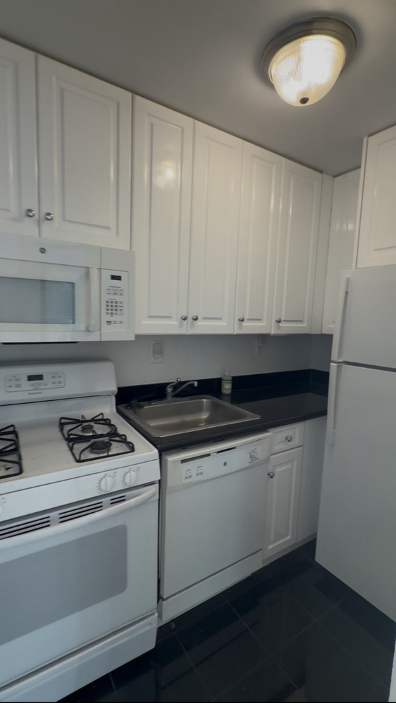 East 12th Street - Photo 6