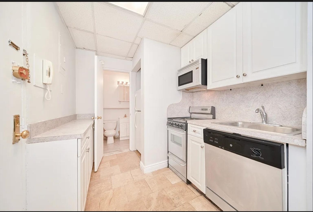 331 W 43rd Street - Photo 3