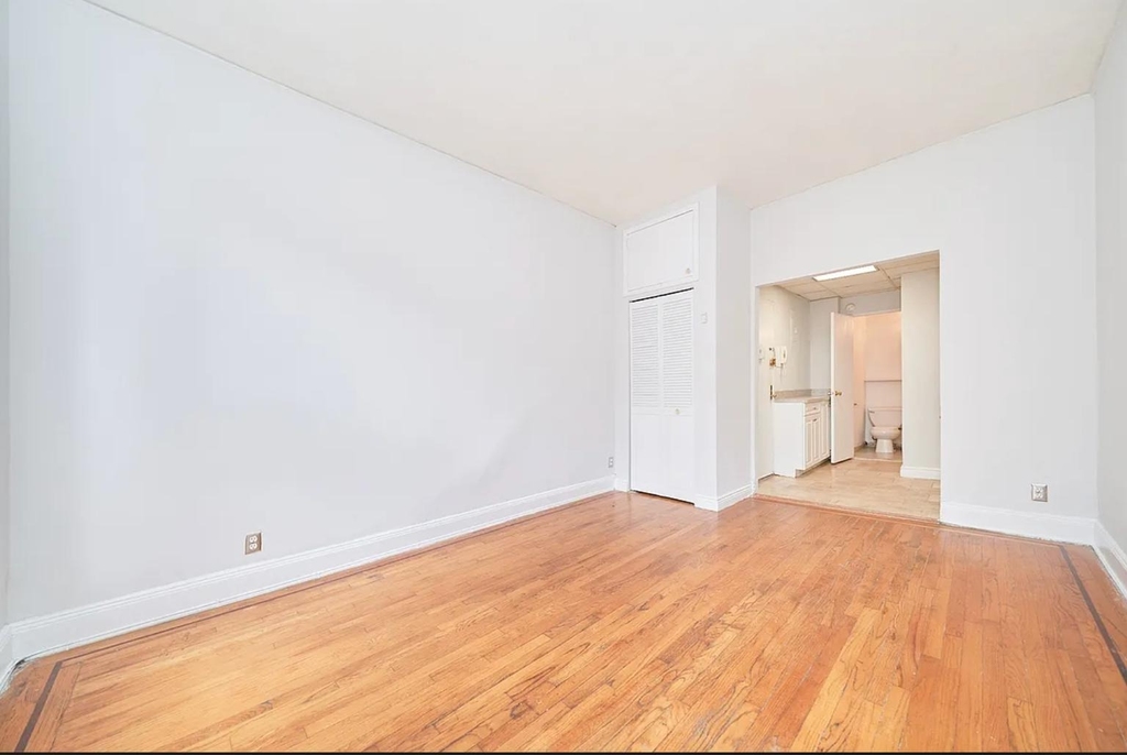 331 W 43rd Street - Photo 2