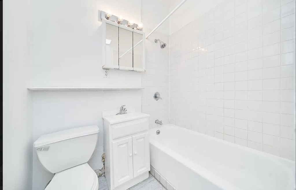 331 W 43rd Street - Photo 6