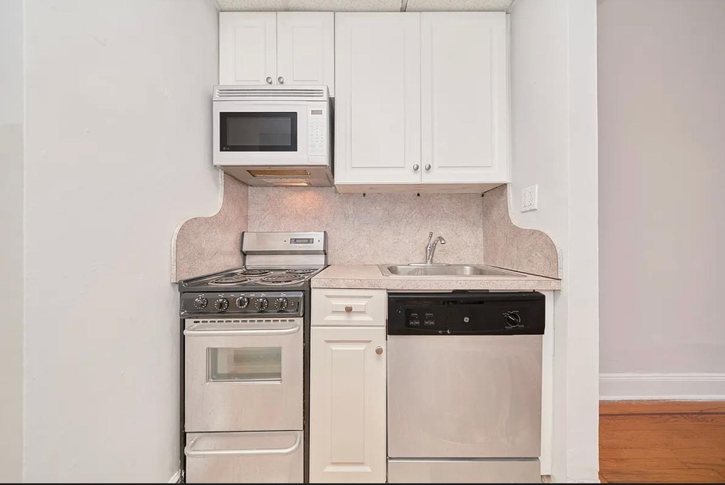 331 W 43rd Street - Photo 4