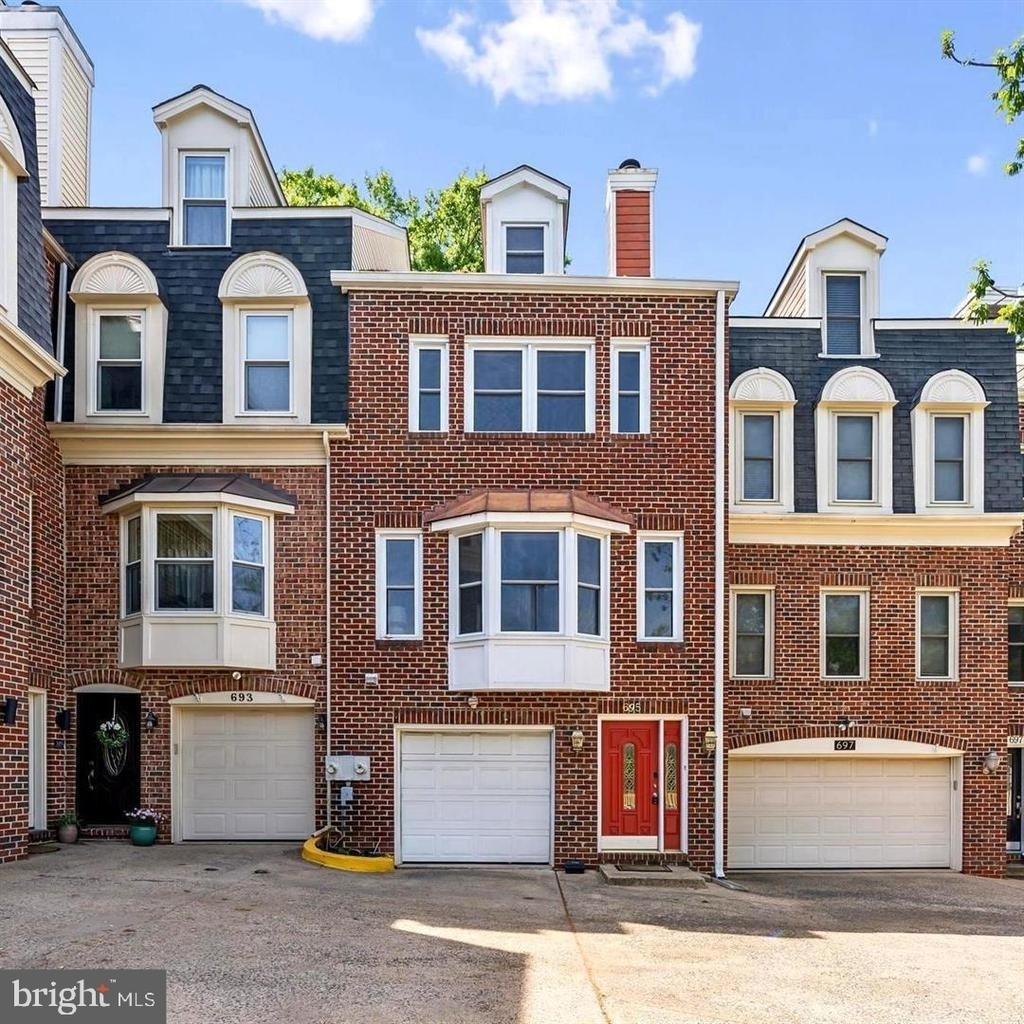 695 W Glebe Road - Photo 0