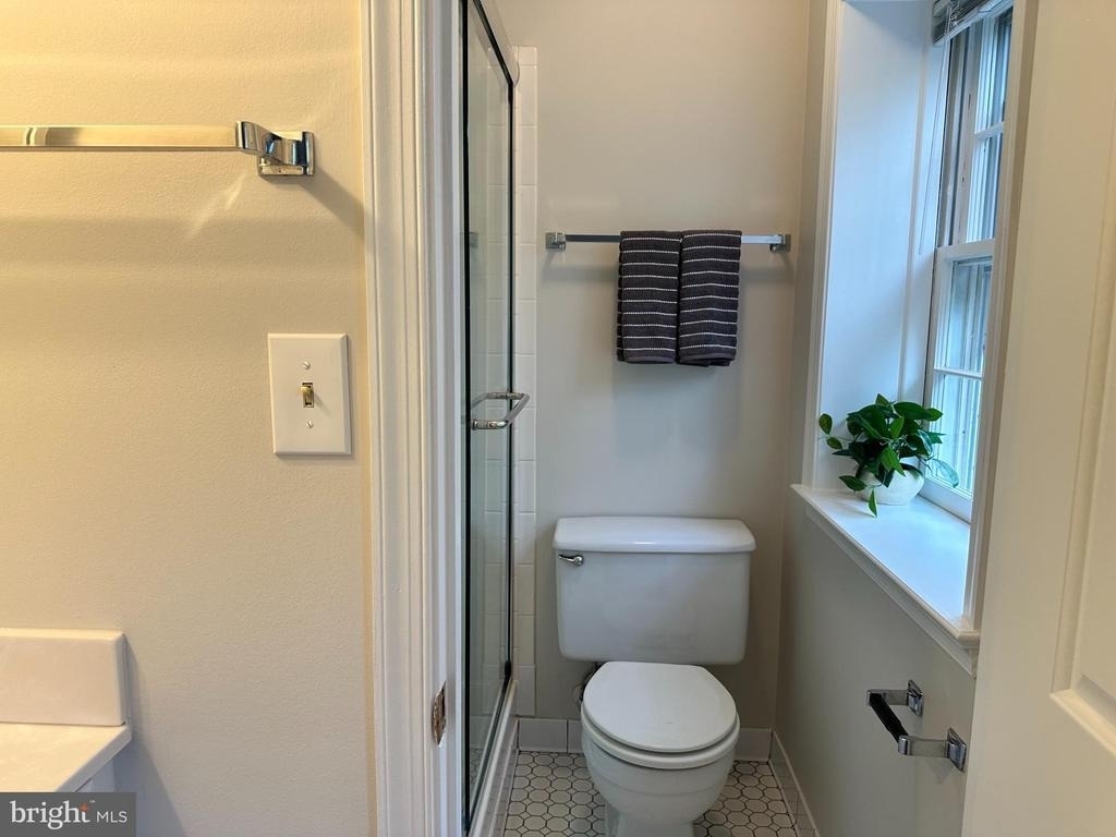 4847 Chevy Chase Drive - Photo 10