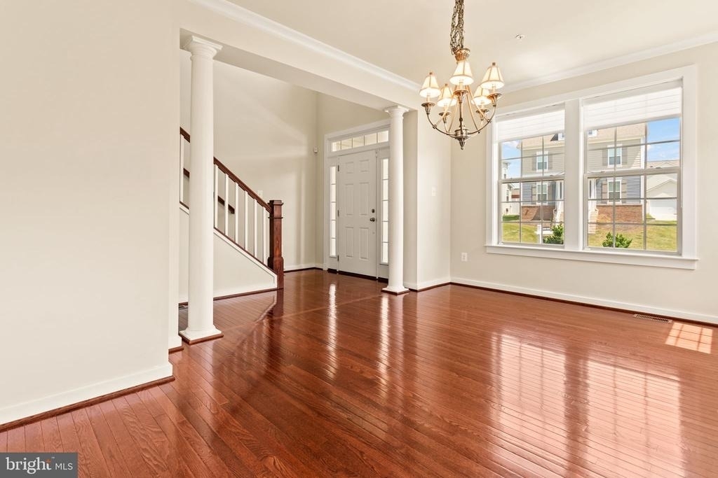 1112 Saxton Drive - Photo 4