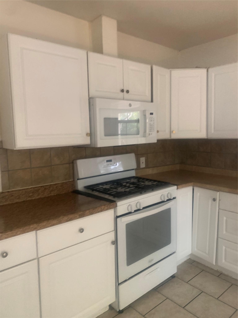 613 E 50th St - Photo 2