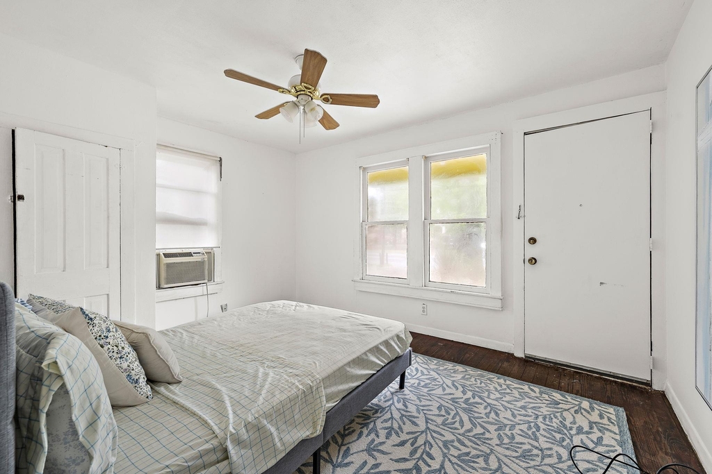 1710 Haskell St - Photo 18