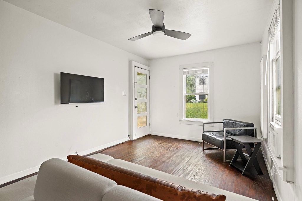 1710 Haskell St - Photo 6