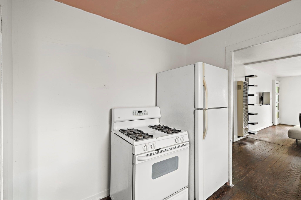1710 Haskell St - Photo 9