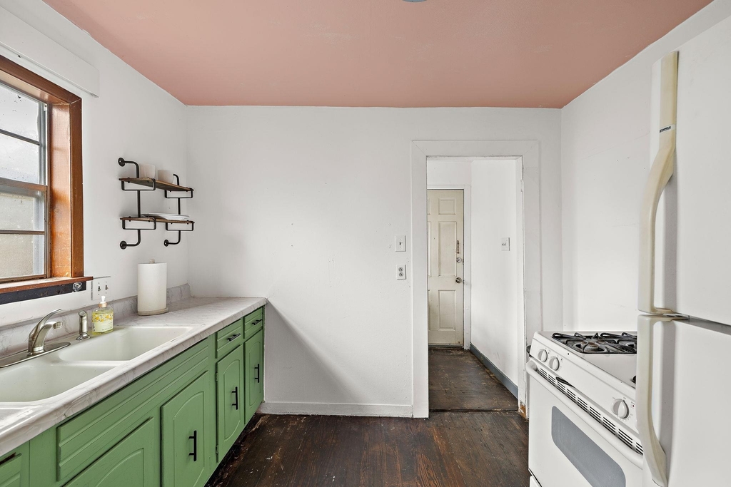 1710 Haskell St - Photo 11