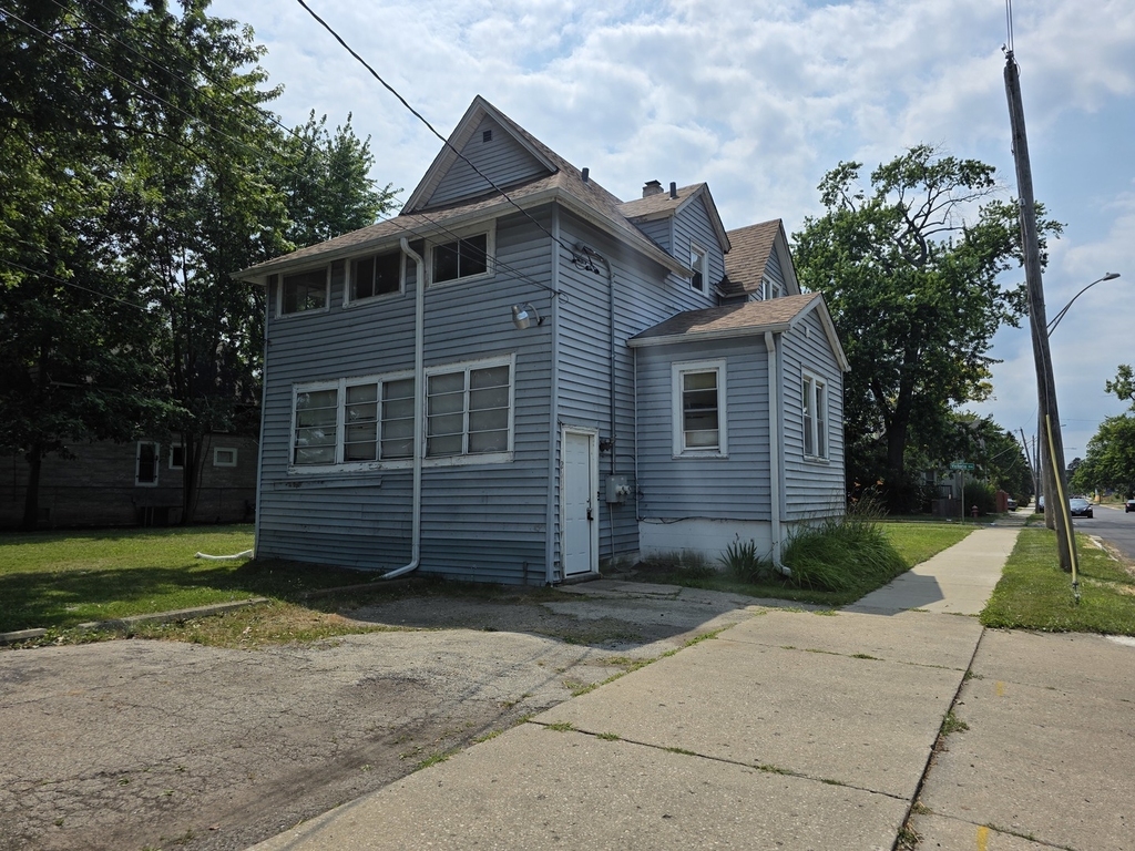1801 Victoria Avenue - Photo 0