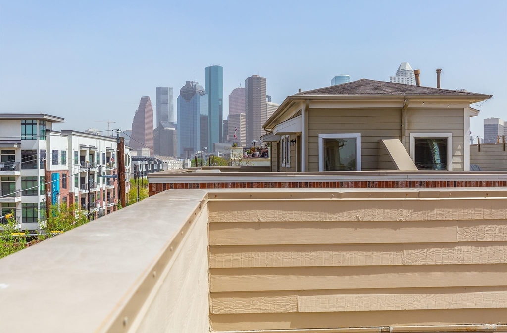 1607 W Dallas Street - Photo 0