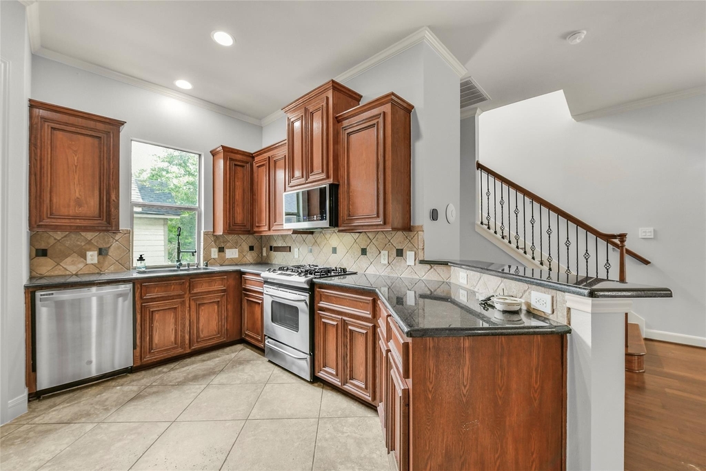1607 W Dallas Street - Photo 5