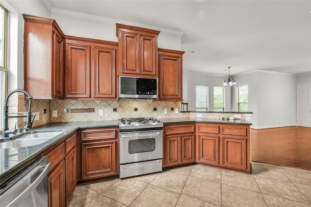 1607 W Dallas Street - Photo 7