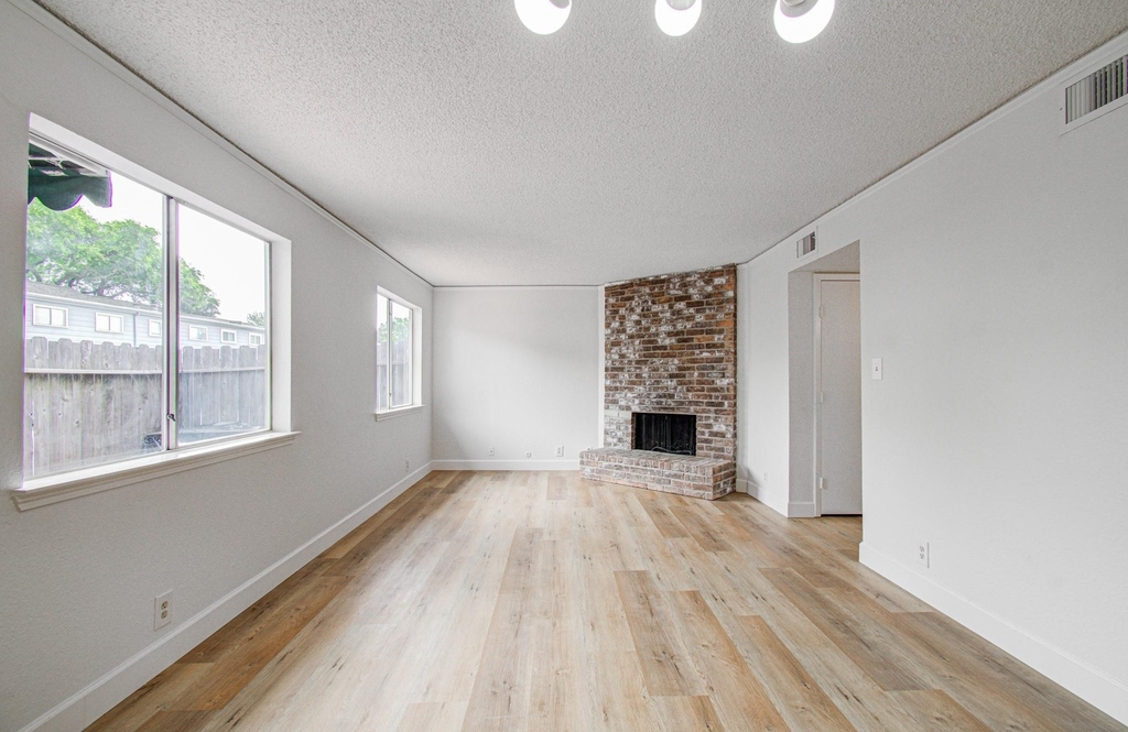 11002 Hammerly Boulevard - Photo 1