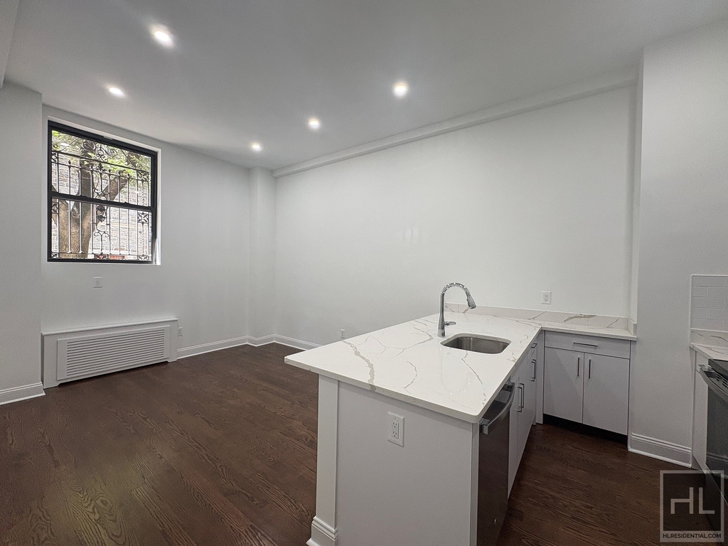 West 68 Street - Photo 0