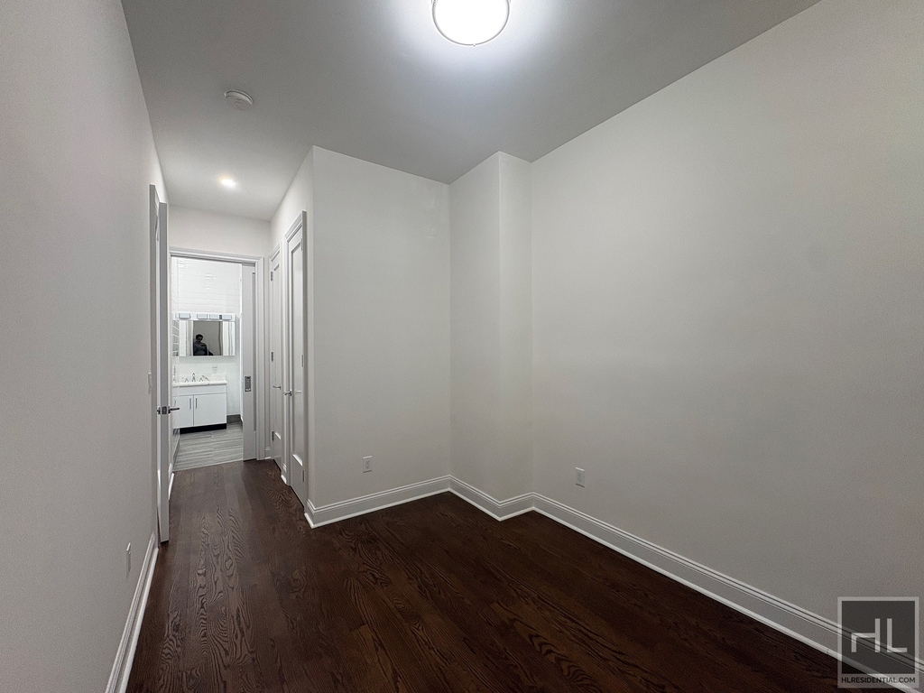 West 68 Street - Photo 8