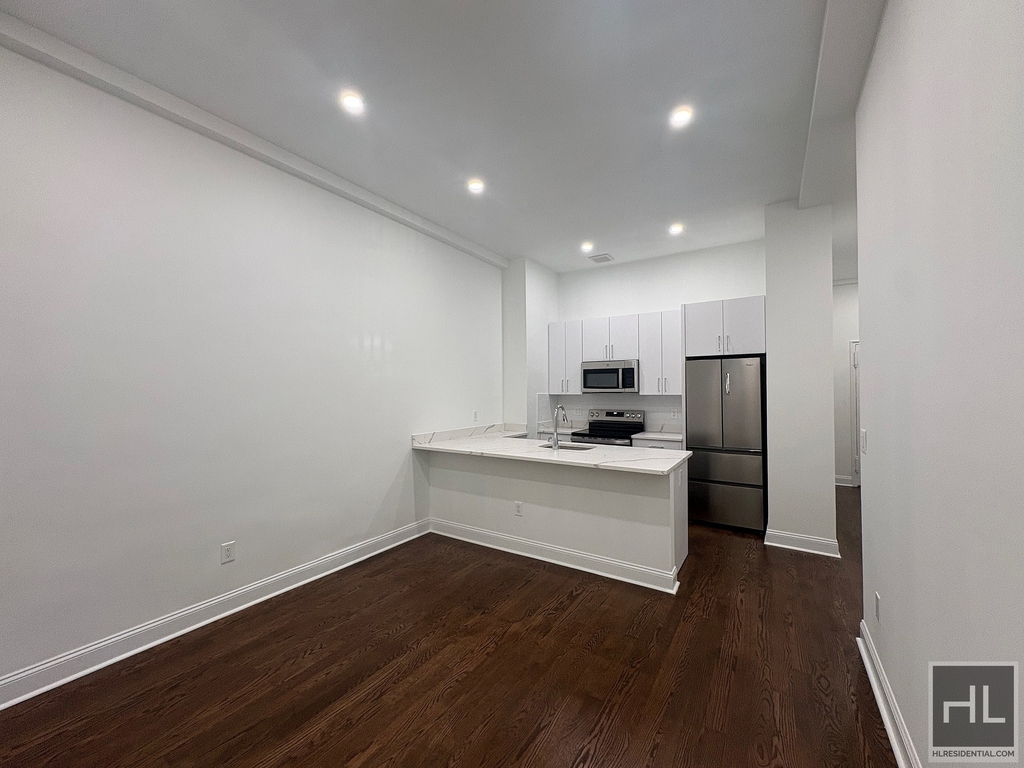 West 68 Street - Photo 1