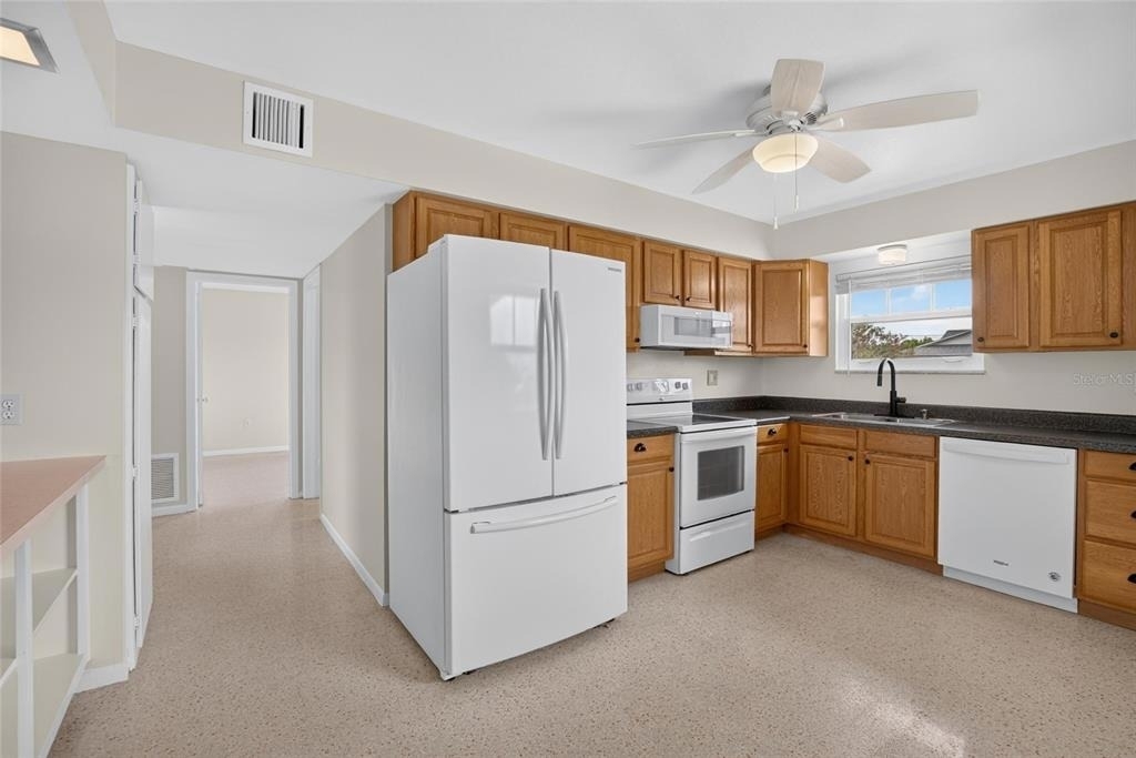 705 Thunderbird Avenue - Photo 3