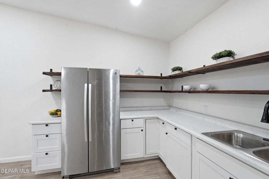 536 James Street - Photo 12