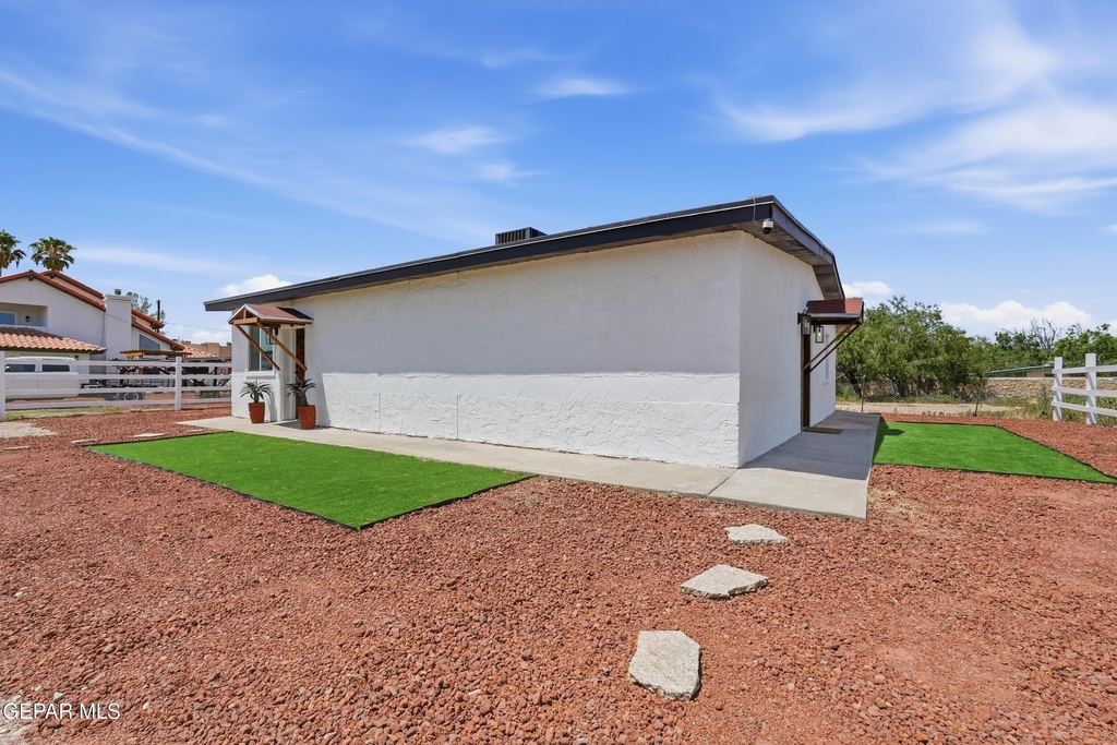 536 James Street - Photo 2