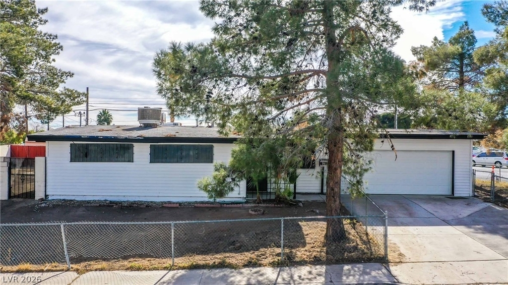 612 Bruce Street - Photo 0