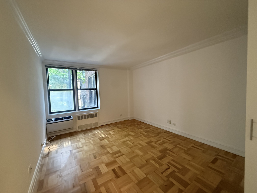 305 West 13th Street - Photo 6