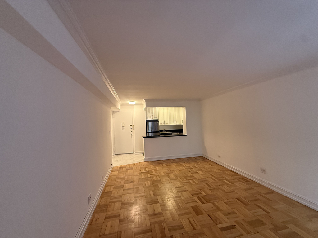 305 West 13th Street - Photo 2