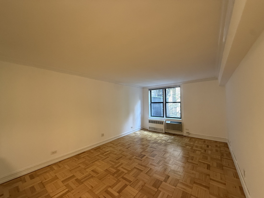 305 West 13th Street - Photo 0
