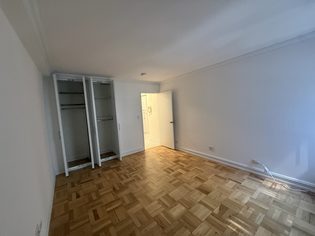 305 West 13th Street - Photo 8