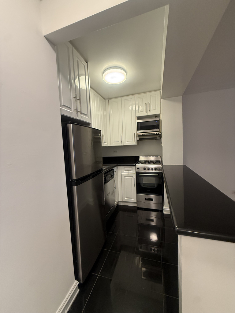 305 West 13th Street - Photo 1