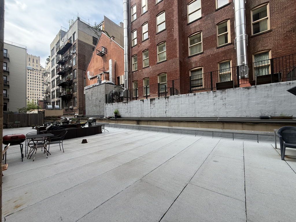 235 West 22nd Street - Photo 8