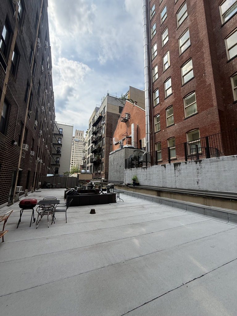 235 West 22nd Street - Photo 9