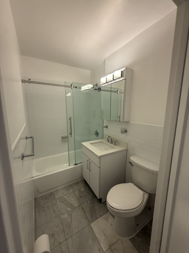 235 West 22nd Street - Photo 6