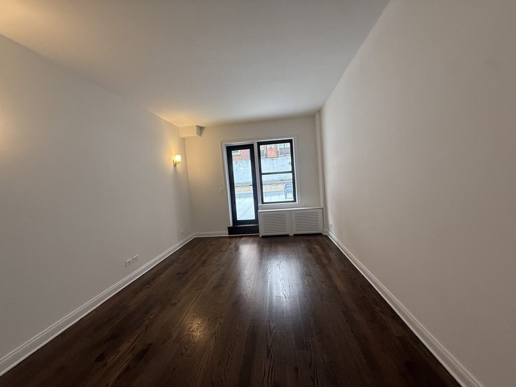 235 West 22nd Street - Photo 4