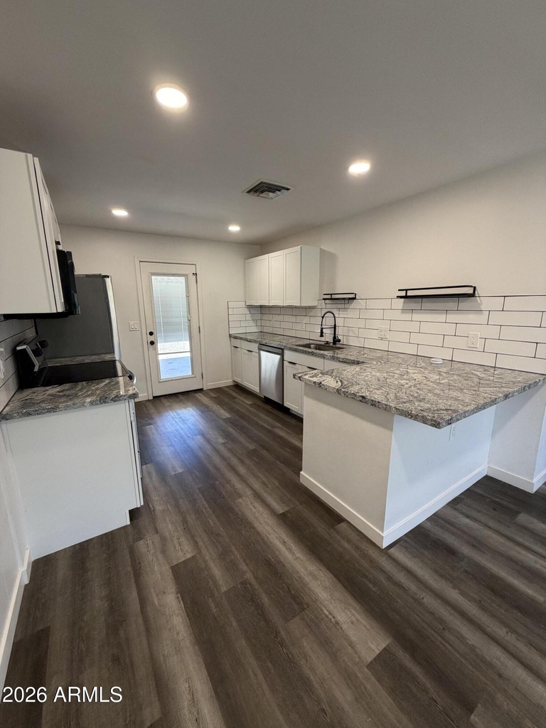 1229 W 4th Street - Photo 4