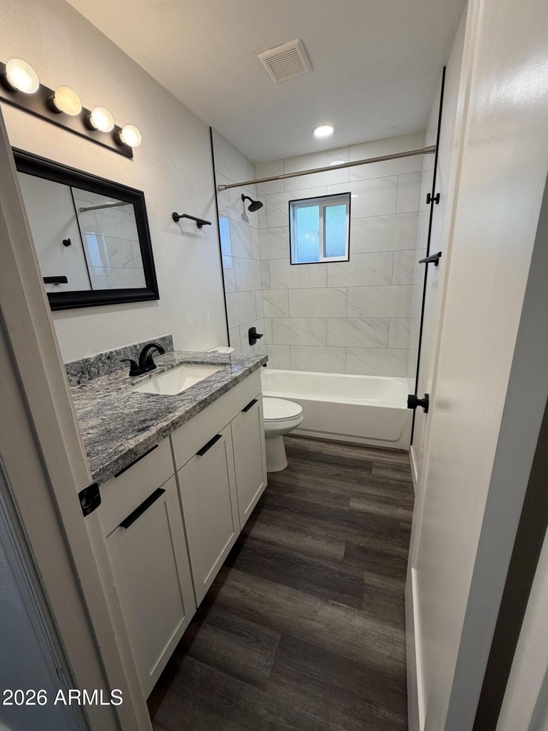 1229 W 4th Street - Photo 1
