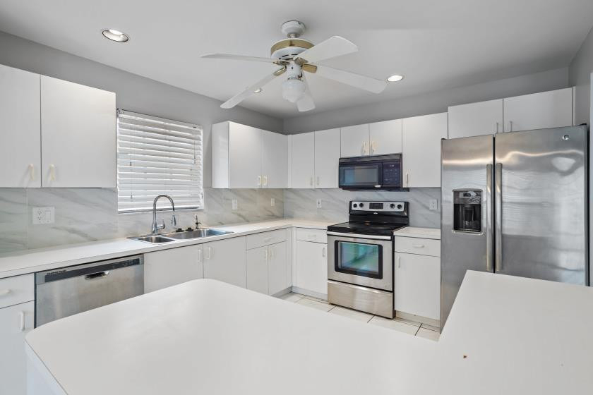 3178 Nw 72nd Avenue - Photo 8