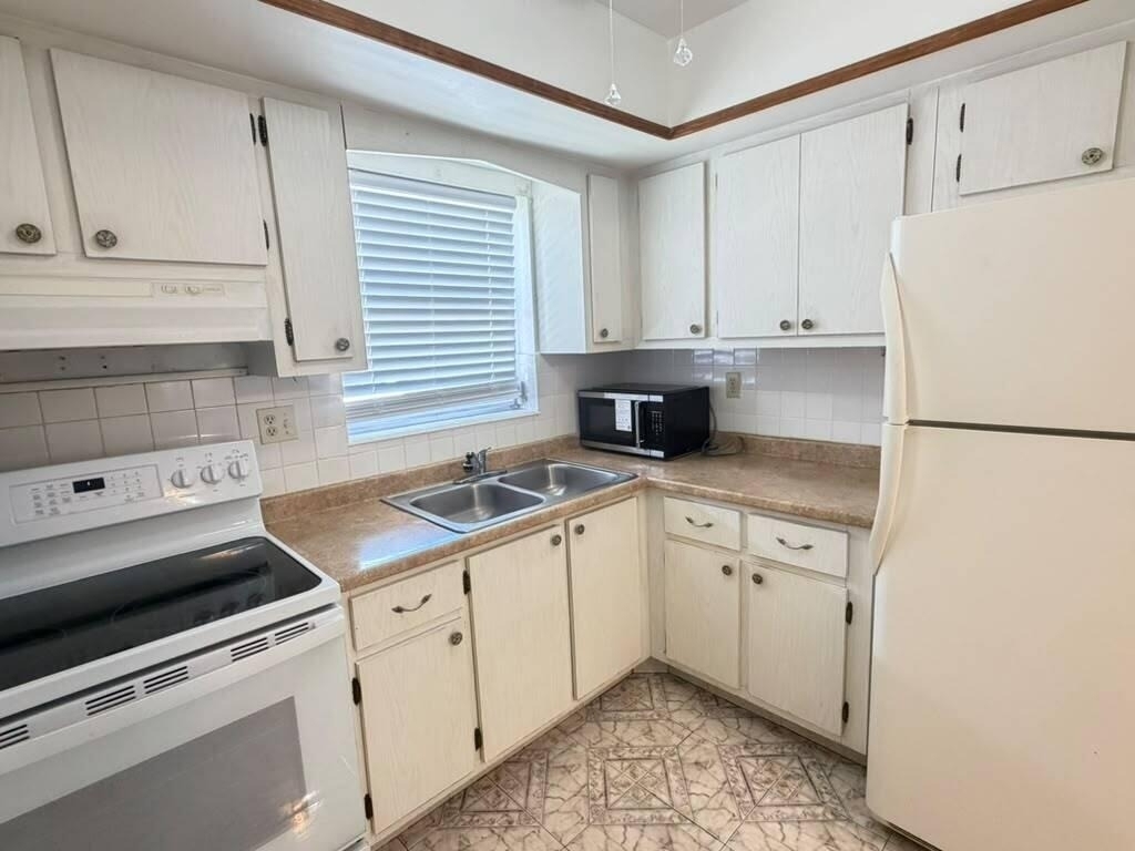 2727 Dudley Drive W - Photo 4