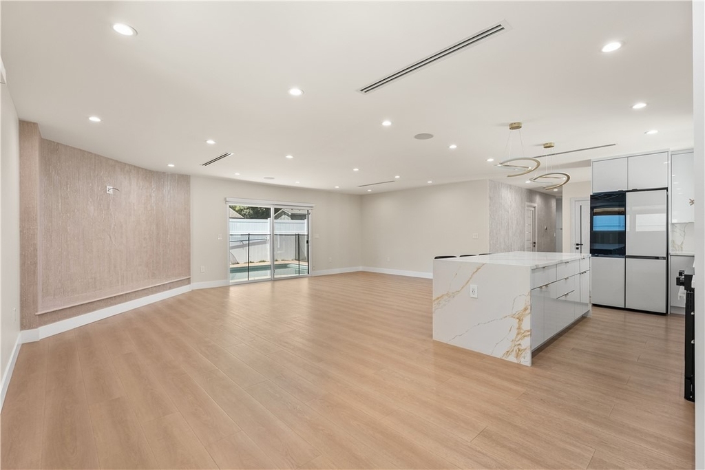 18921 Keswick Street - Photo 6