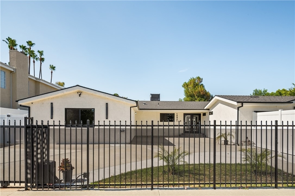18921 Keswick Street - Photo 0