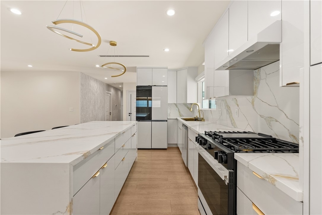 18921 Keswick Street - Photo 3