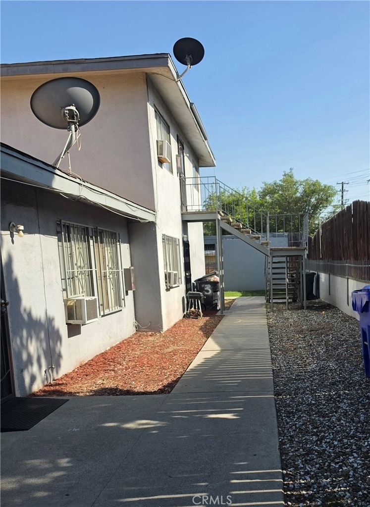 687 W 17th - Photo 2