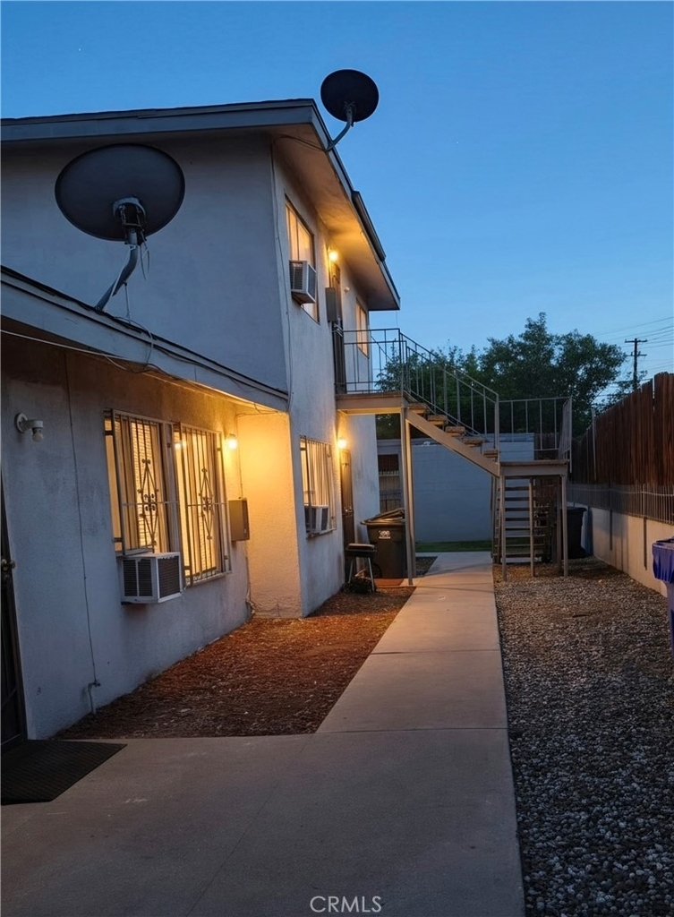 687 W 17th - Photo 1