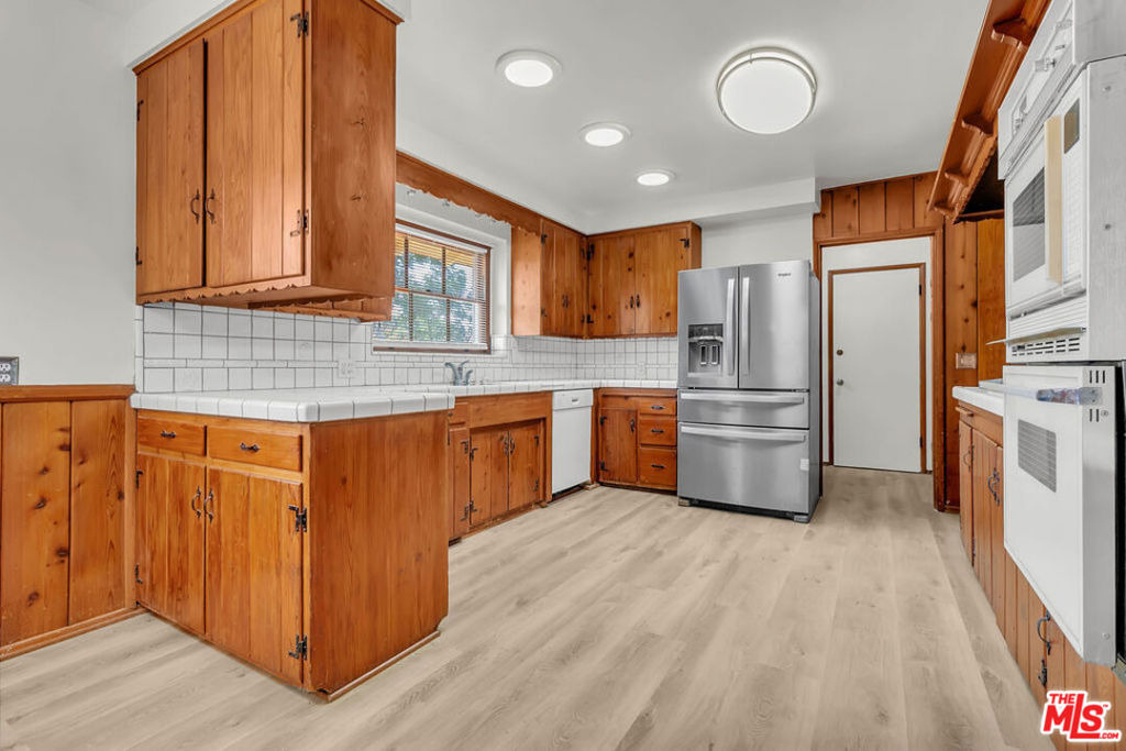 9322 Lasaine Avenue - Photo 9
