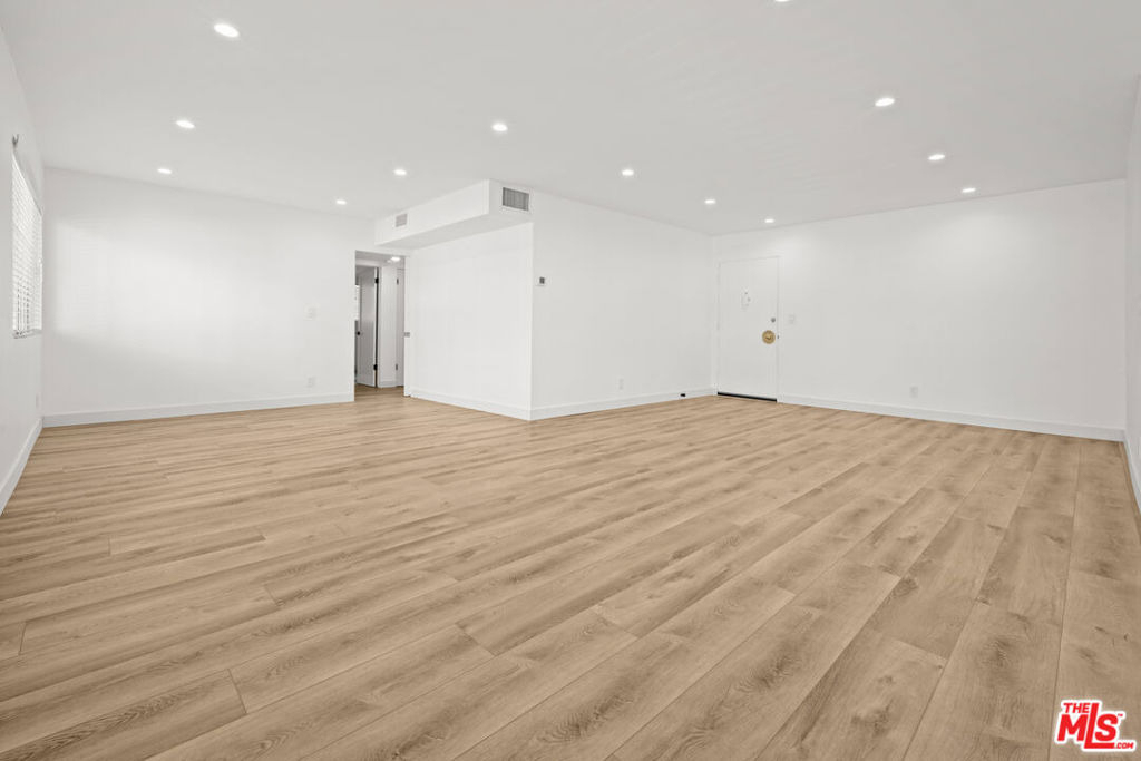 136 S Palm Drive - Photo 5