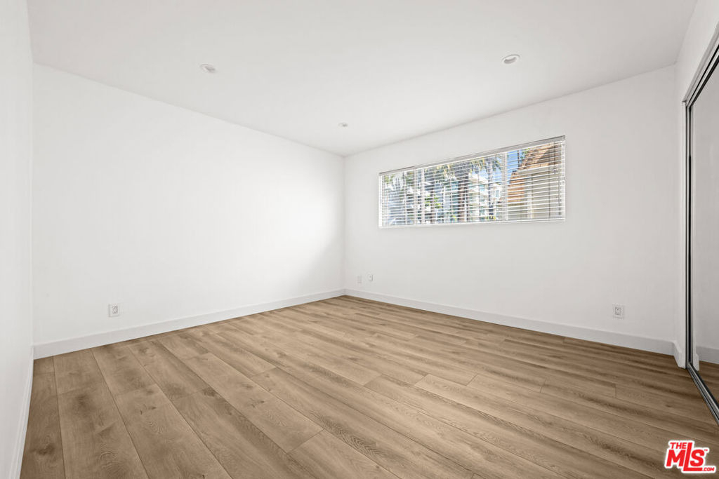 136 S Palm Drive - Photo 7
