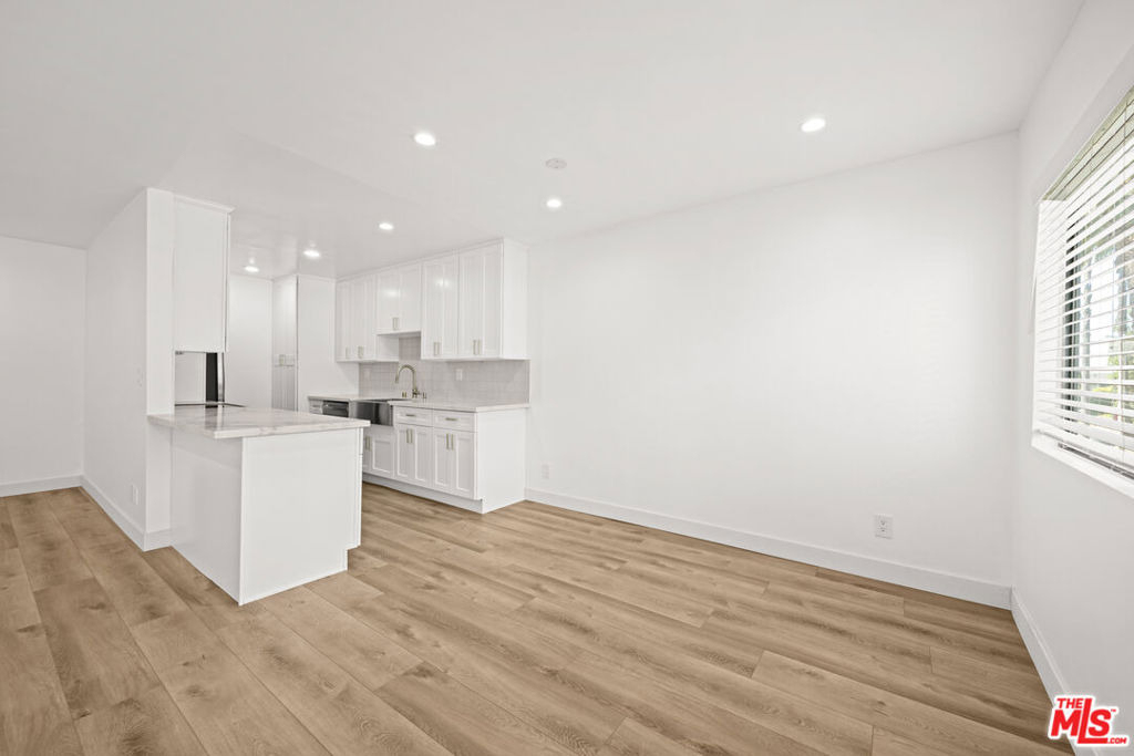 136 S Palm Drive - Photo 2