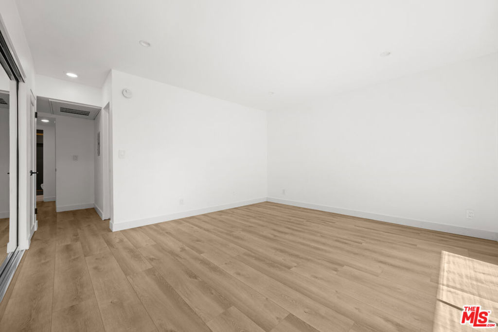 136 S Palm Drive - Photo 11