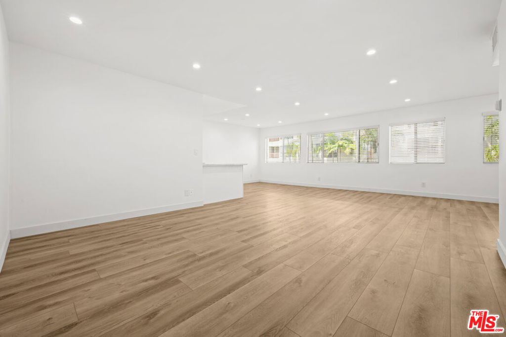 136 S Palm Drive - Photo 3