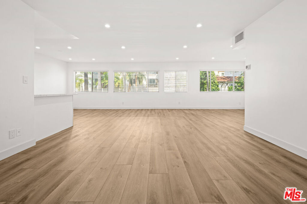 136 S Palm Drive - Photo 4